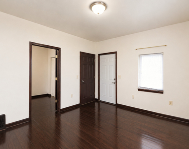312 E North Street - Photo Thumbnail 2