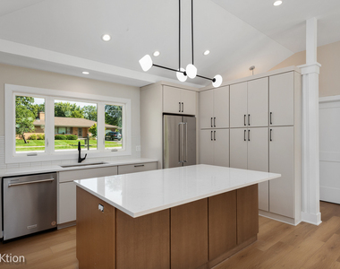 137 W Chicago Avenue - Photo Thumbnail 4