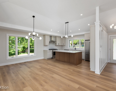 137 W Chicago Avenue - Photo Thumbnail 2