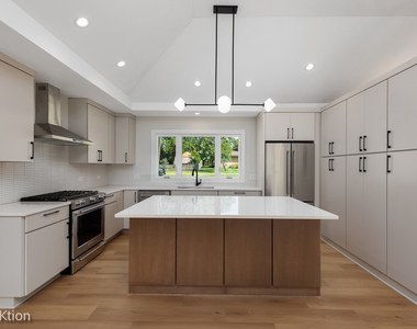 137 W Chicago Avenue - Photo Thumbnail 3