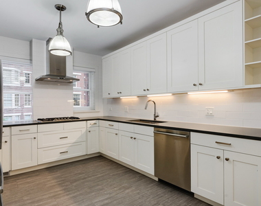 202 E Walton Place - Photo Thumbnail 9