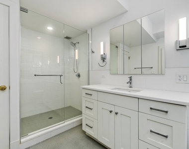 202 E Walton Place - Photo Thumbnail 16