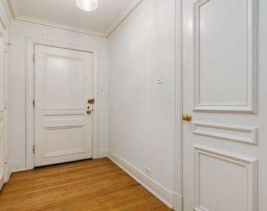202 E Walton Place - Photo Thumbnail 4