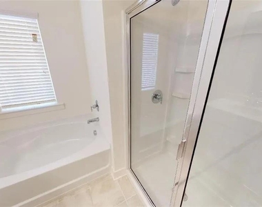 5336 Brooklands Drive - Photo Thumbnail 8