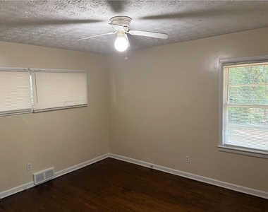 2064 Montrose Drive - Photo Thumbnail 11