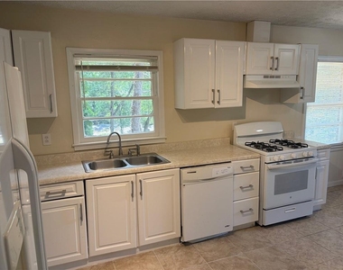 2064 Montrose Drive - Photo Thumbnail 5