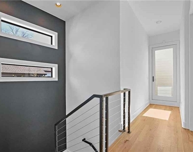 669 East Avenue Ne - Photo Thumbnail 9
