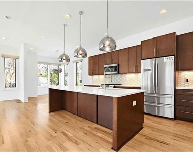 669 East Avenue Ne - Photo Thumbnail 6