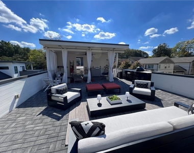 669 East Avenue Ne - Photo Thumbnail 3