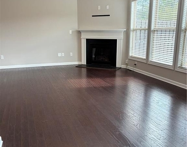 1335 Hampton Oaks Drive - Photo Thumbnail 5