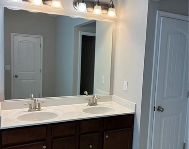 1335 Hampton Oaks Drive - Photo Thumbnail 10