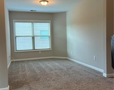 1335 Hampton Oaks Drive - Photo Thumbnail 9