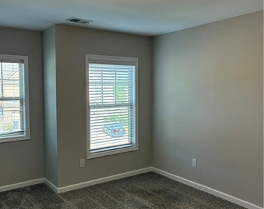 1335 Hampton Oaks Drive - Photo Thumbnail 12