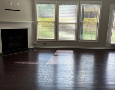 1335 Hampton Oaks Drive - Photo Thumbnail 4