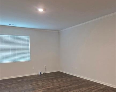 3370 Greyton Drive - Photo Thumbnail 7