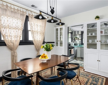 909 Austin Avenue Ne - Photo Thumbnail 2