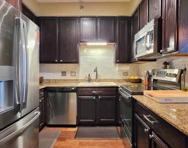 435 W Erie Street - Photo Thumbnail 7