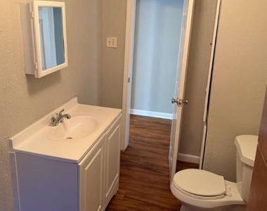 7805 Woodlyn Road - Photo Thumbnail 8