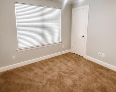 5951 S Loop E - Photo Thumbnail 8