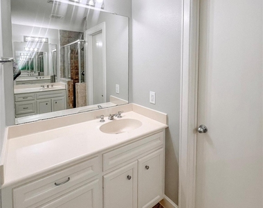 5951 S Loop E - Photo Thumbnail 9