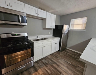3643 N Macgregor Way - Photo Thumbnail 3