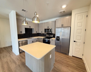 2520 Washington Ave - Photo Thumbnail 1