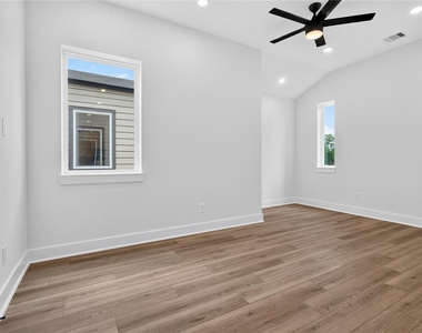 4822 Creekmont Drive - Photo Thumbnail 2