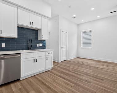 4822 Creekmont Drive - Photo Thumbnail 7