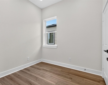 4822 Creekmont Drive - Photo Thumbnail 9