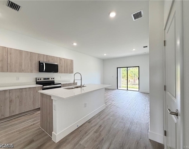 1266 Milwaukee Boulevard - Photo Thumbnail 3