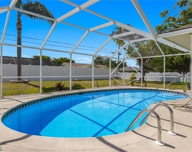 1944 Country Club Boulevard - Photo Thumbnail 23