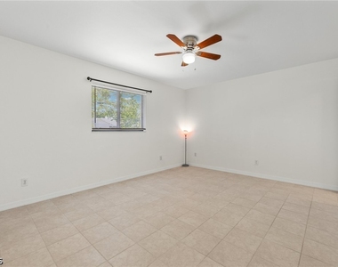 1944 Country Club Boulevard - Photo Thumbnail 10