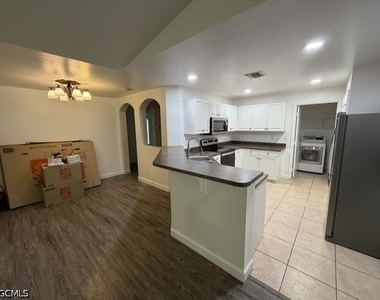 623 Summit Avenue S - Photo Thumbnail 8