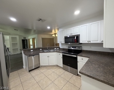 623 Summit Avenue S - Photo Thumbnail 6