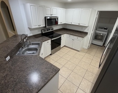 623 Summit Avenue S - Photo Thumbnail 7