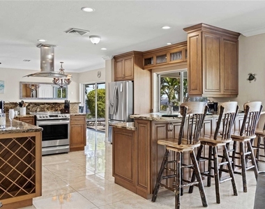 252 Bayshore Drive - Photo Thumbnail 5