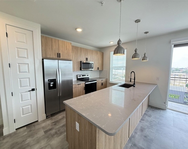 2520 Washington Ave - Photo Thumbnail 1