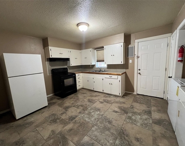 1026 Meyer Street - Photo Thumbnail 4