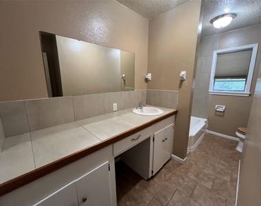 1026 Meyer Street - Photo Thumbnail 8