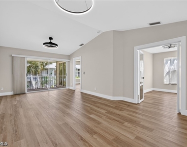 1915 Courtyard Way - Photo Thumbnail 6