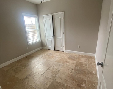 307 Covecrest Drive - Photo Thumbnail 8