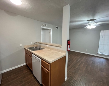 425 Emerson - Photo Thumbnail 4