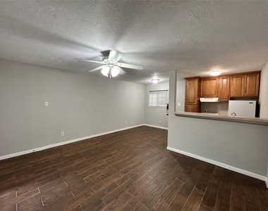 425 Emerson - Photo Thumbnail 2