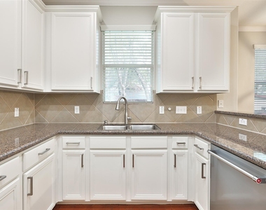 1422 W 24th Street - Photo Thumbnail 6
