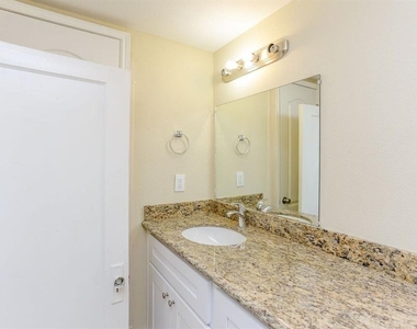 612 W Alabama Street - Photo Thumbnail 11