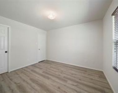 16717 Foursquare Drive - Photo Thumbnail 6