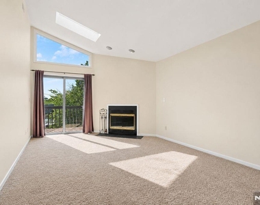 555 Riverside - Photo Thumbnail 4