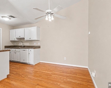 555 Riverside - Photo Thumbnail 10