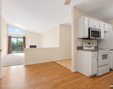 555 Riverside - Photo Thumbnail 7