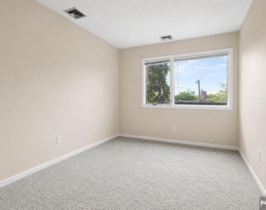 555 Riverside - Photo Thumbnail 18